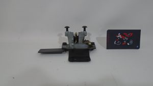 CERRADURA DERECHA ASIENTO SYM MAXSYM 400